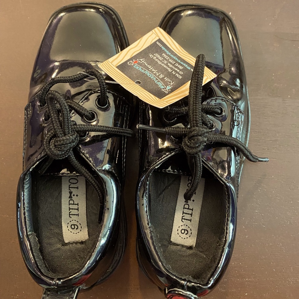 Sz 9 toddler patent leather dress shoes.Black! Tip top brand! Excellent used!